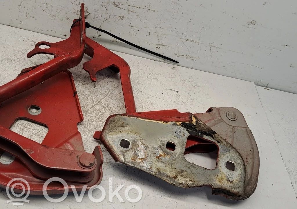 Engine bonnet/hood hinges