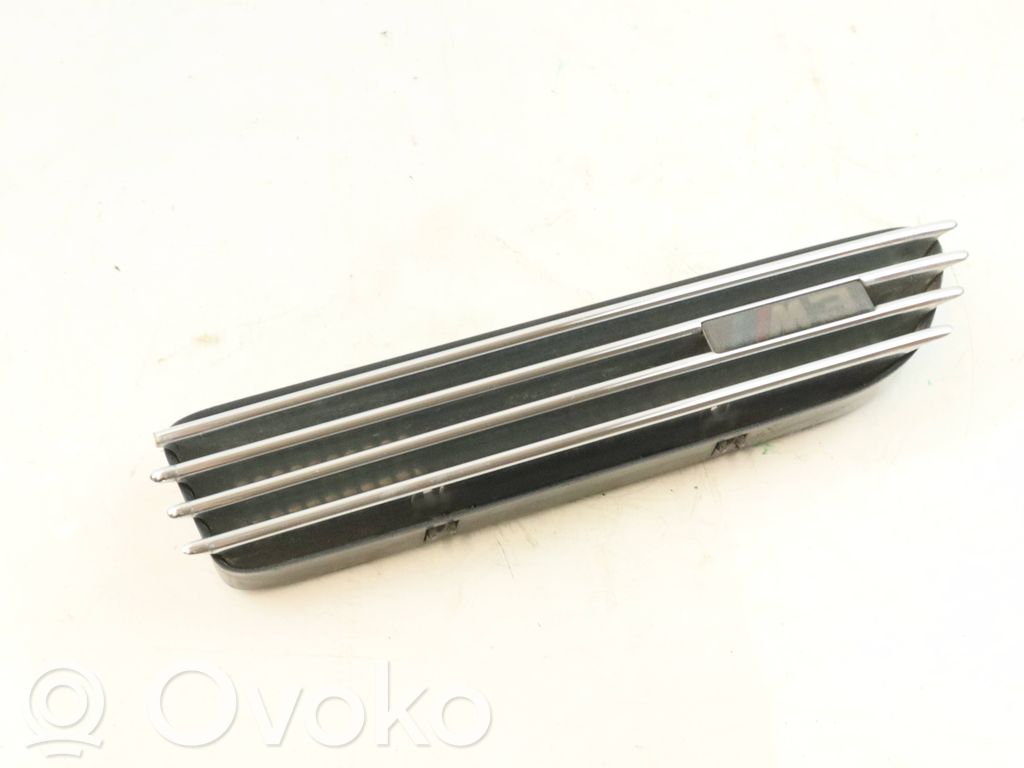 Grille d'aile   2694608,51132694608