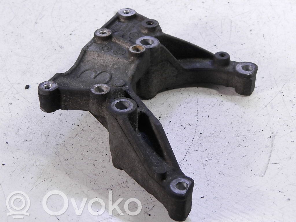 Ford Mondeo MK II Engine mounting bracket 