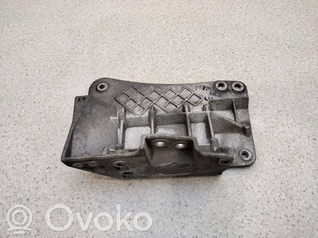 Nissan Primera Engine mounting bracket 