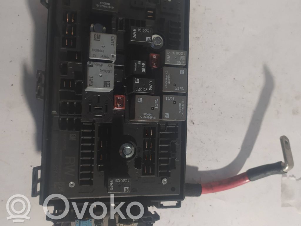 Opel Astra J Saugiklių blokas 