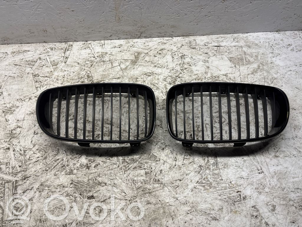 BMW 1 E81 E87 Griglia superiore del radiatore paraurti anteriore 