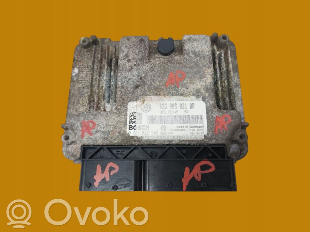 Volkswagen PASSAT B6 Variklio valdymo blokas 