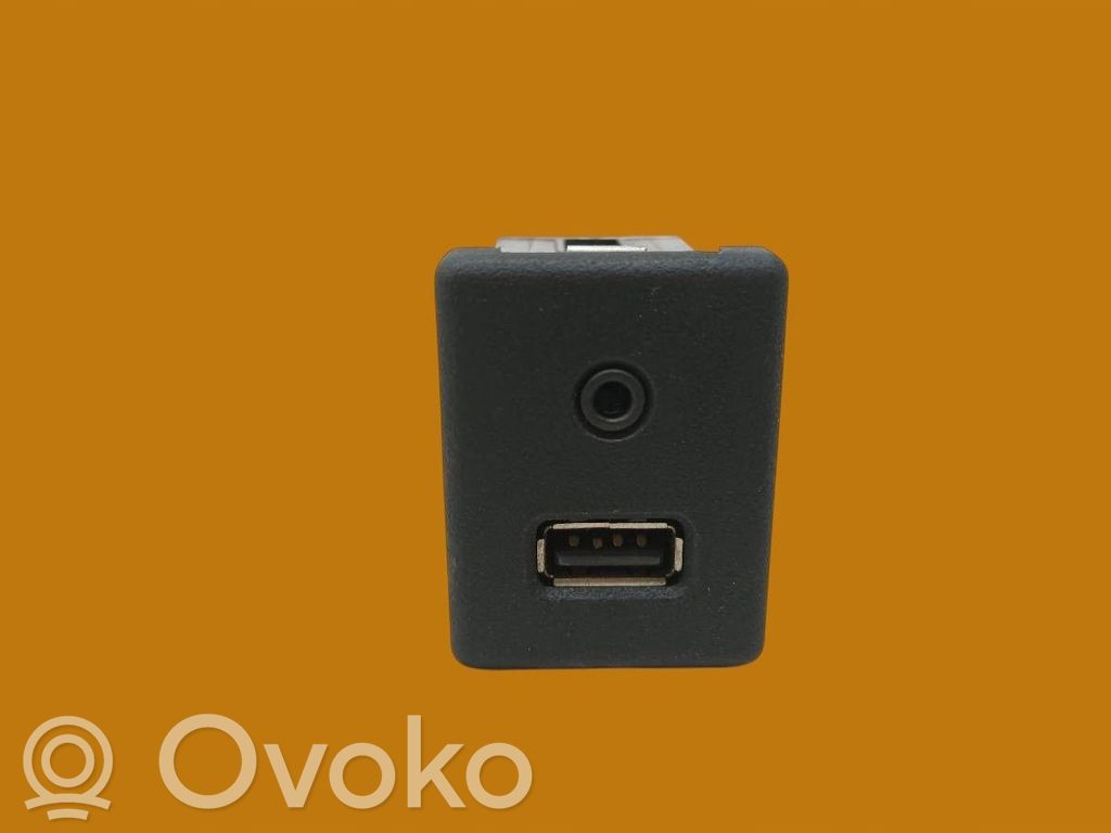 Opel Zafira C Enchufe conector USB 