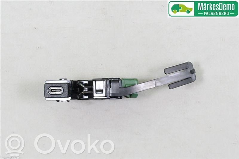 Volkswagen PASSAT B8 Gniazdo / Złącze USB 