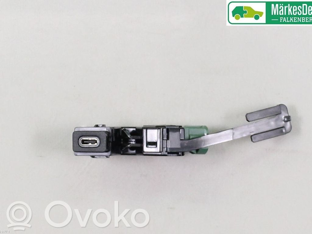 Volkswagen PASSAT B8 Gniazdo / Złącze USB 