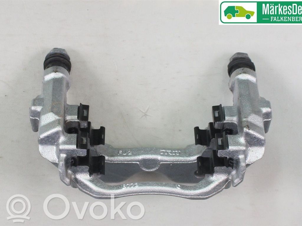 Toyota Yaris XP210 Mocowanie przedniego zacisku hamulca 