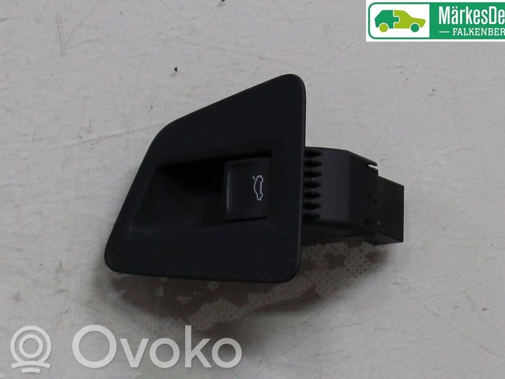 Volkswagen Touareg III Tailgate/boot open switch button 