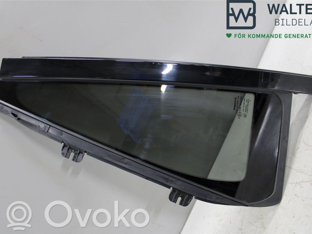 Volvo XC90 Vetro del deflettore posteriore 