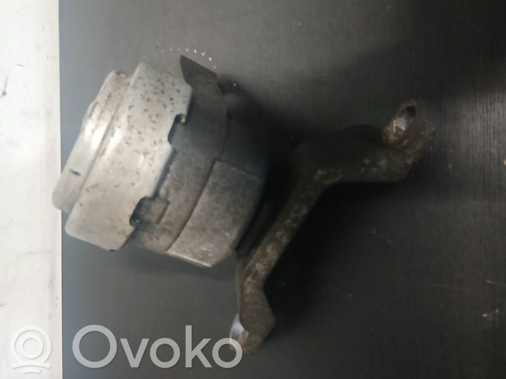 Volvo V70 Engine mount bracket 