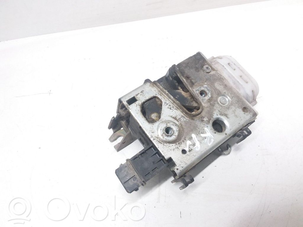 Audi A6 S6 C4 4A Priekšpusē slēdzene 