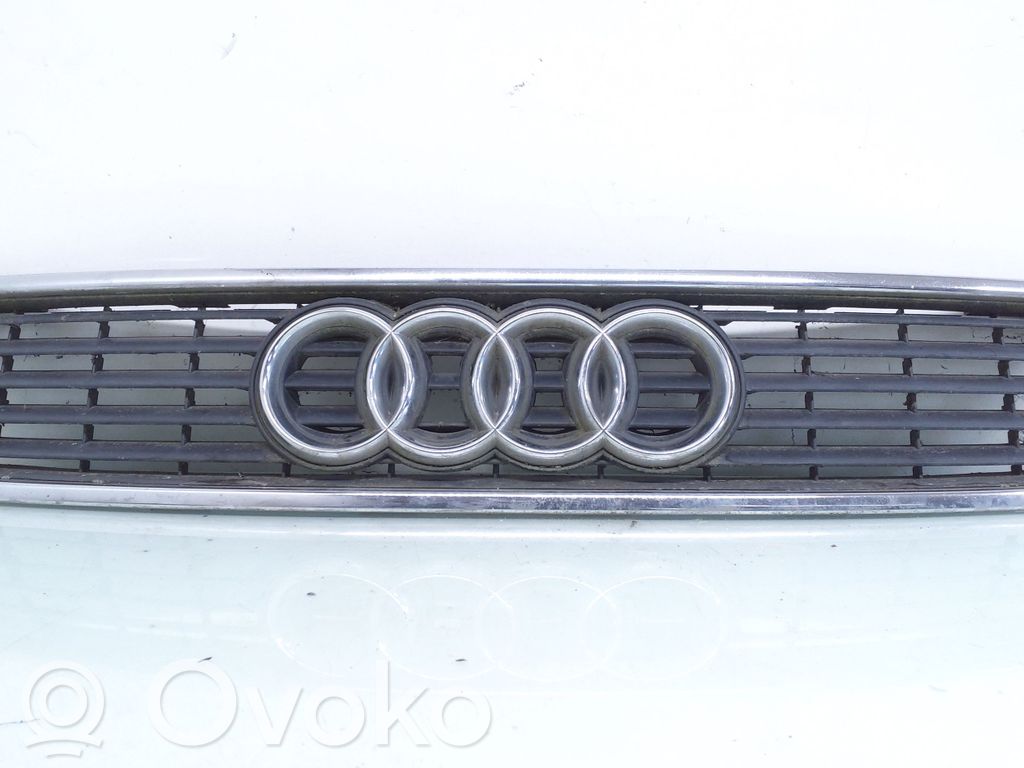 Audi A4 S4 B5 8D Etupuskurin ylempi jäähdytinsäleikkö 