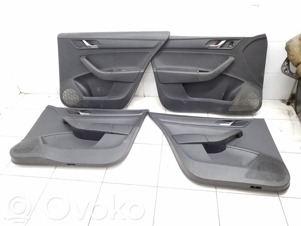 Skoda Rapid (NH) Boczki / Poszycie drzwi przednich 
