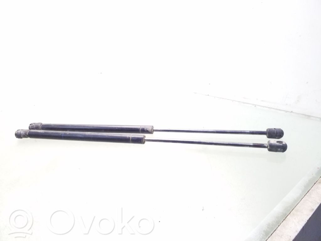 Volkswagen Golf III Amortyzator klapy tylnej bagażnika 