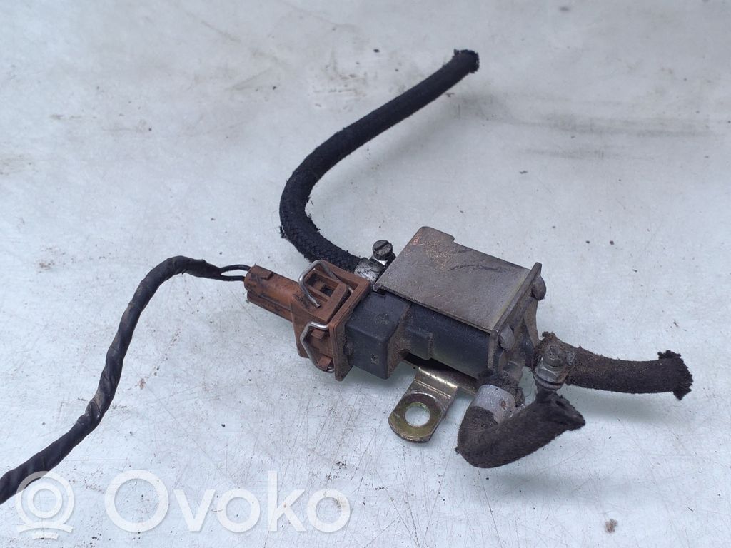 Volkswagen PASSAT B4 Soupape à vide 