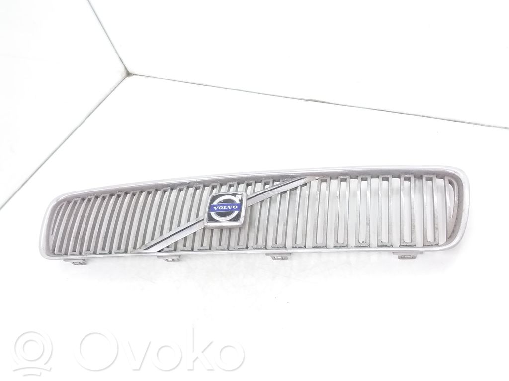 Volvo V50 Etupuskurin ylempi jäähdytinsäleikkö 