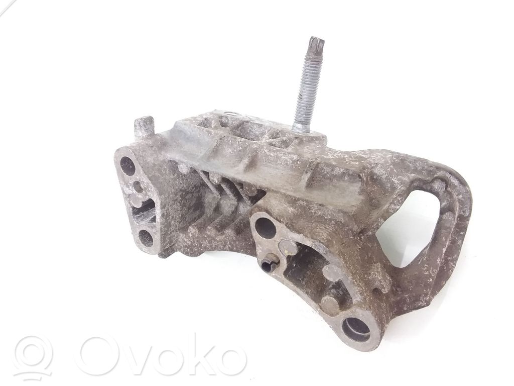 Ford Focus Engine mounting bracket 