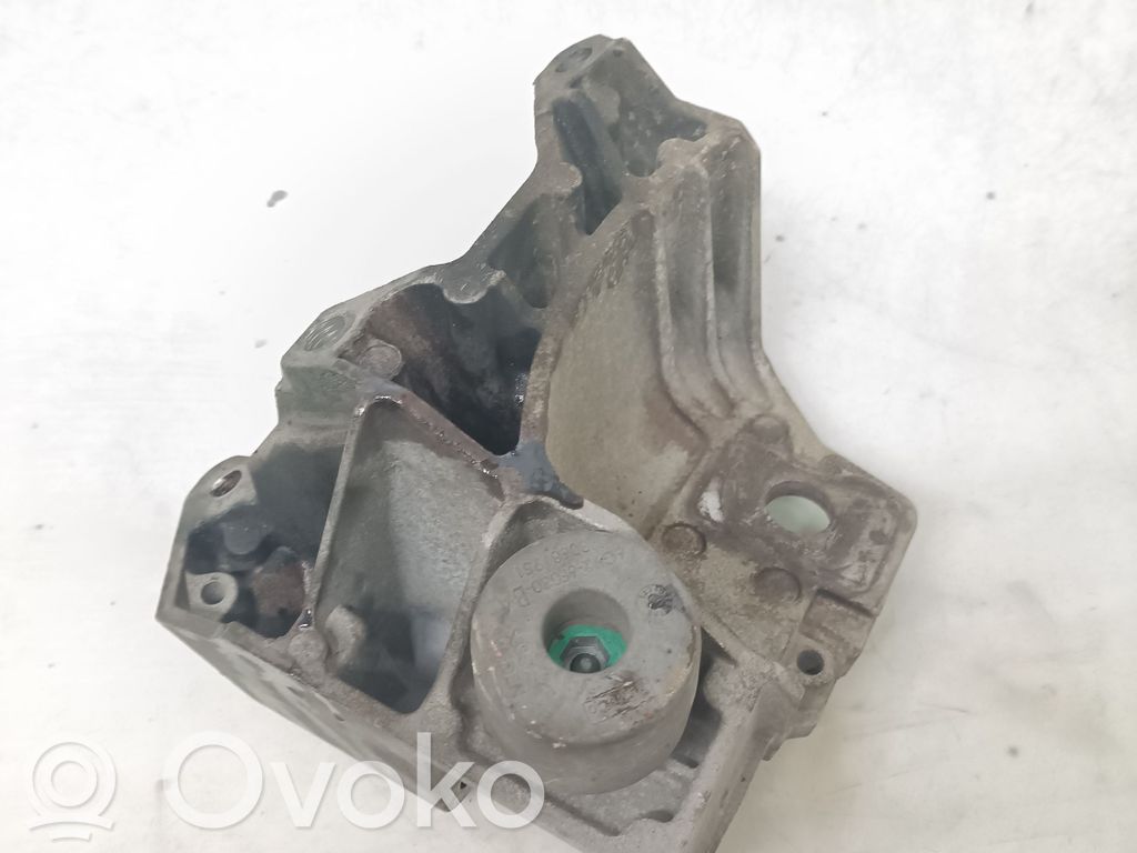 Volvo V70 Engine mounting bracket 