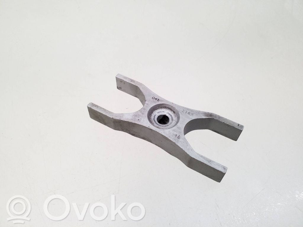Abrazadera del inyector de combustible   04L216A