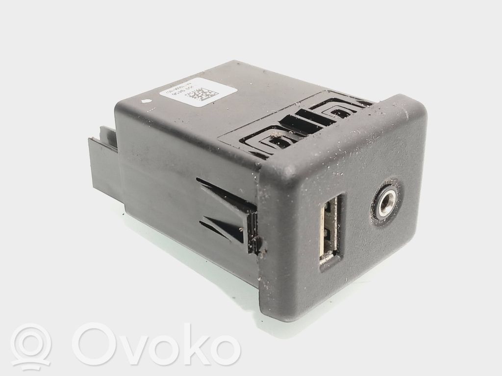 Opel Astra K Enchufe conector entrada auxiliar 