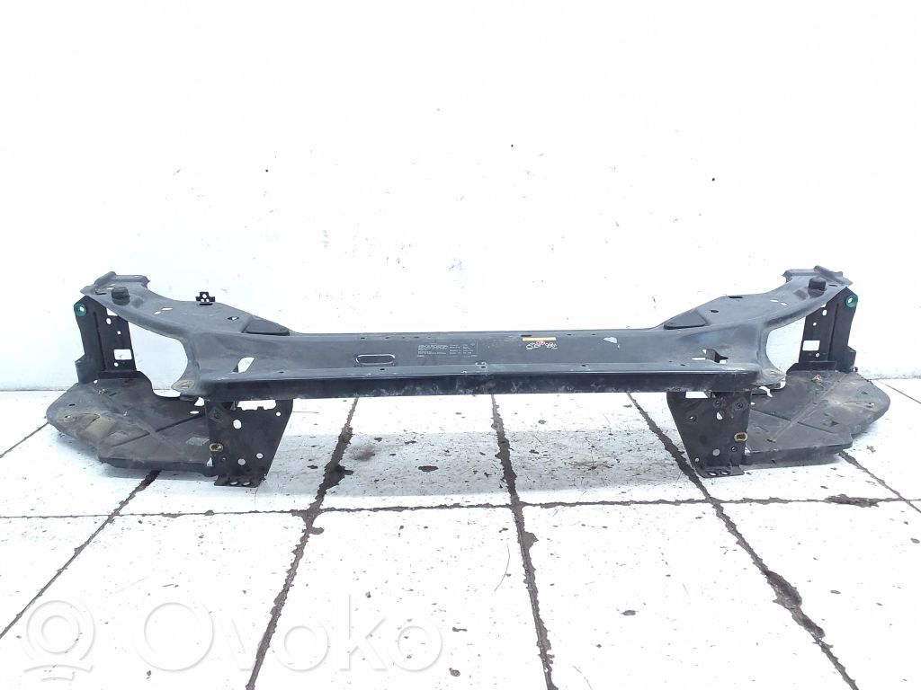 Volvo V70 Pas przedni 
