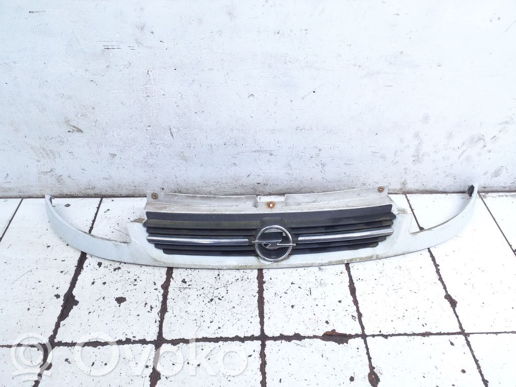 Opel Vivaro Rejilla superior del radiador del parachoques delantero 