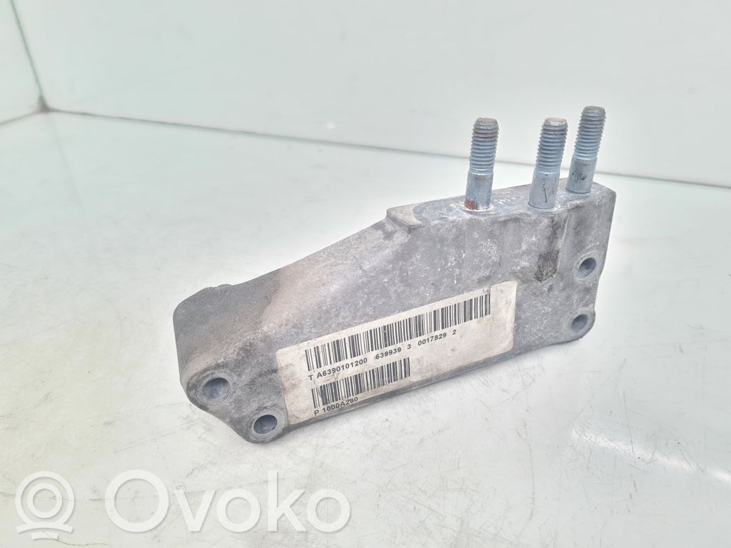 Mitsubishi Colt Engine mounting bracket 