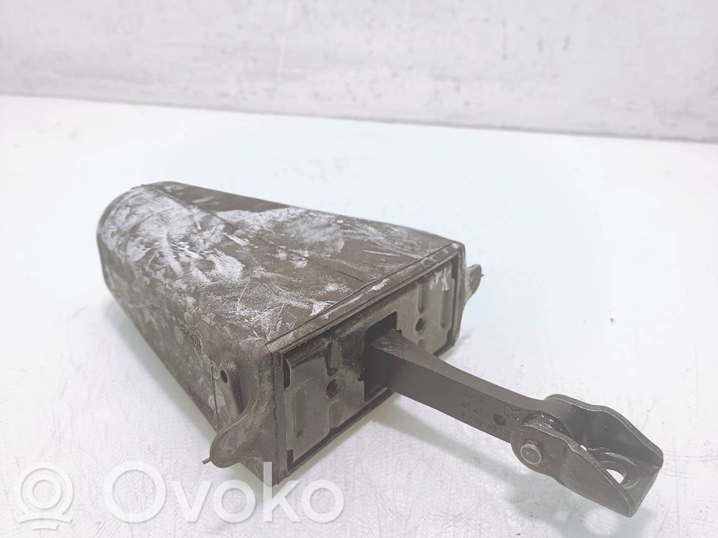 BMW X5 E53 Takaoven pidätin 