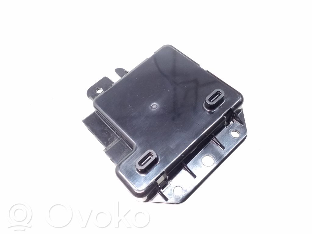 Tesla Model Y USB-pistokeliitin 