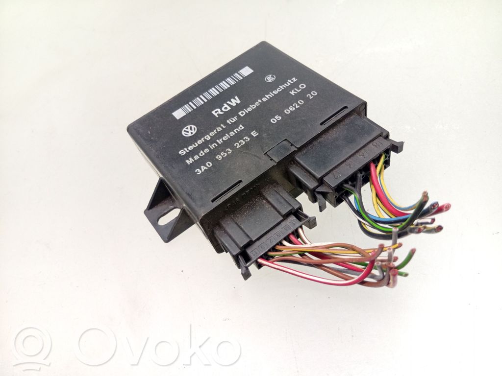 Volkswagen PASSAT B4 Unidad de control/módulo de alarma 