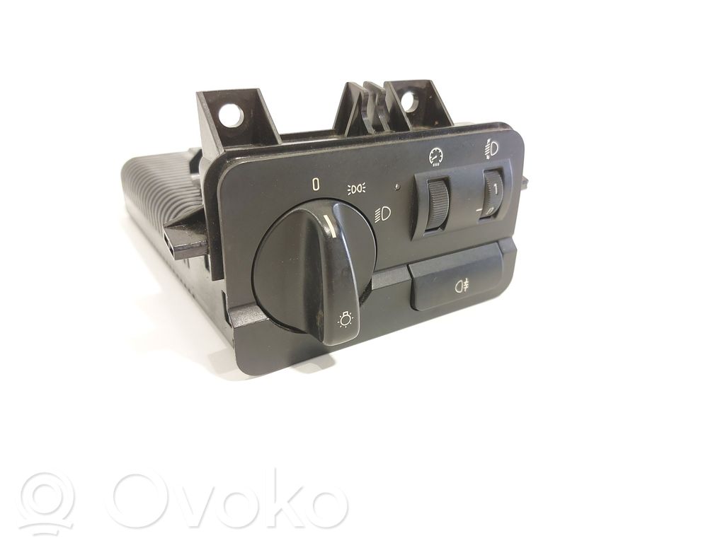 Light switch   6936819,532228410