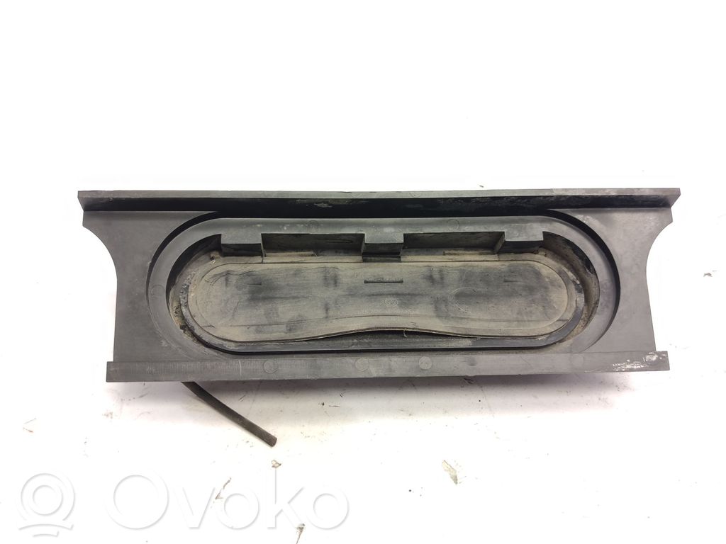 Quarter panel pressure vent   64221922279,6422192227915,192227915