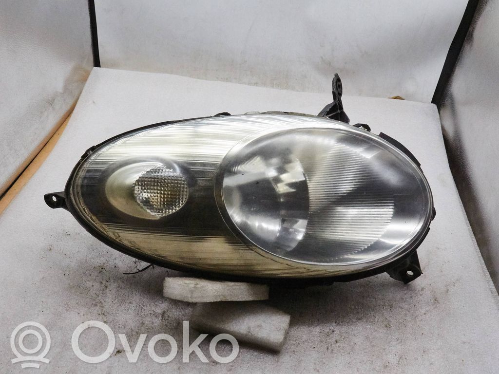 Nissan Micra Lampa przednia 