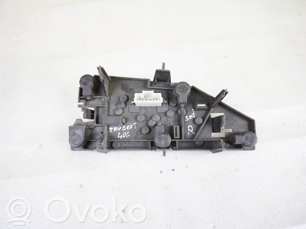 Peugeot 406 Takavalon polttimon suojan pidike 