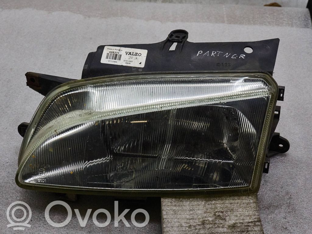 Peugeot Partner Lampa przednia 