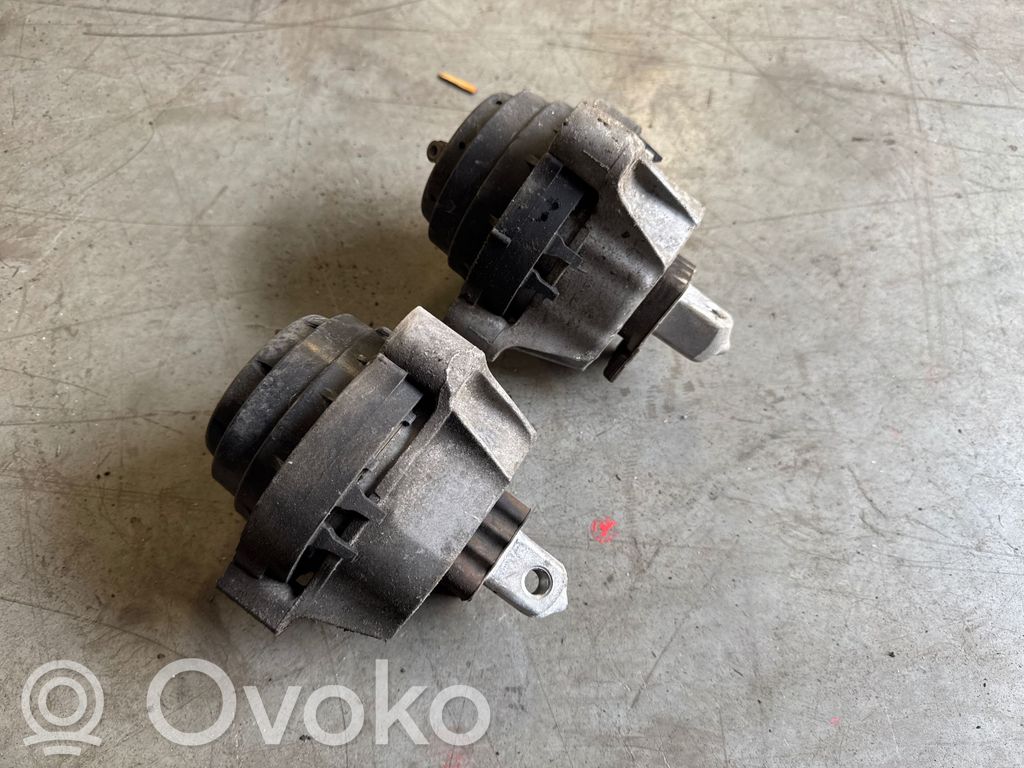 Engine mount bracket   6860492,6860491