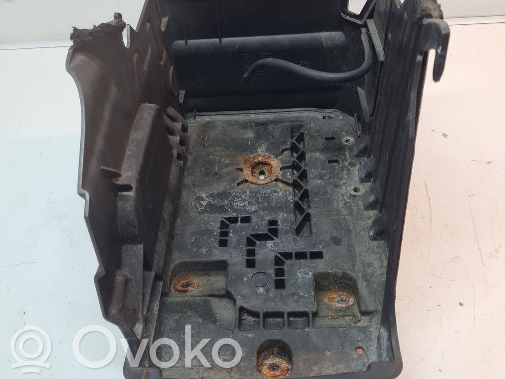 Volvo V70 Akumulatora nostiprināšanas pamatne 