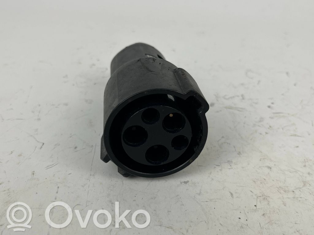 Tesla Model 3 Elektromobilio įkrovimo lizdas 