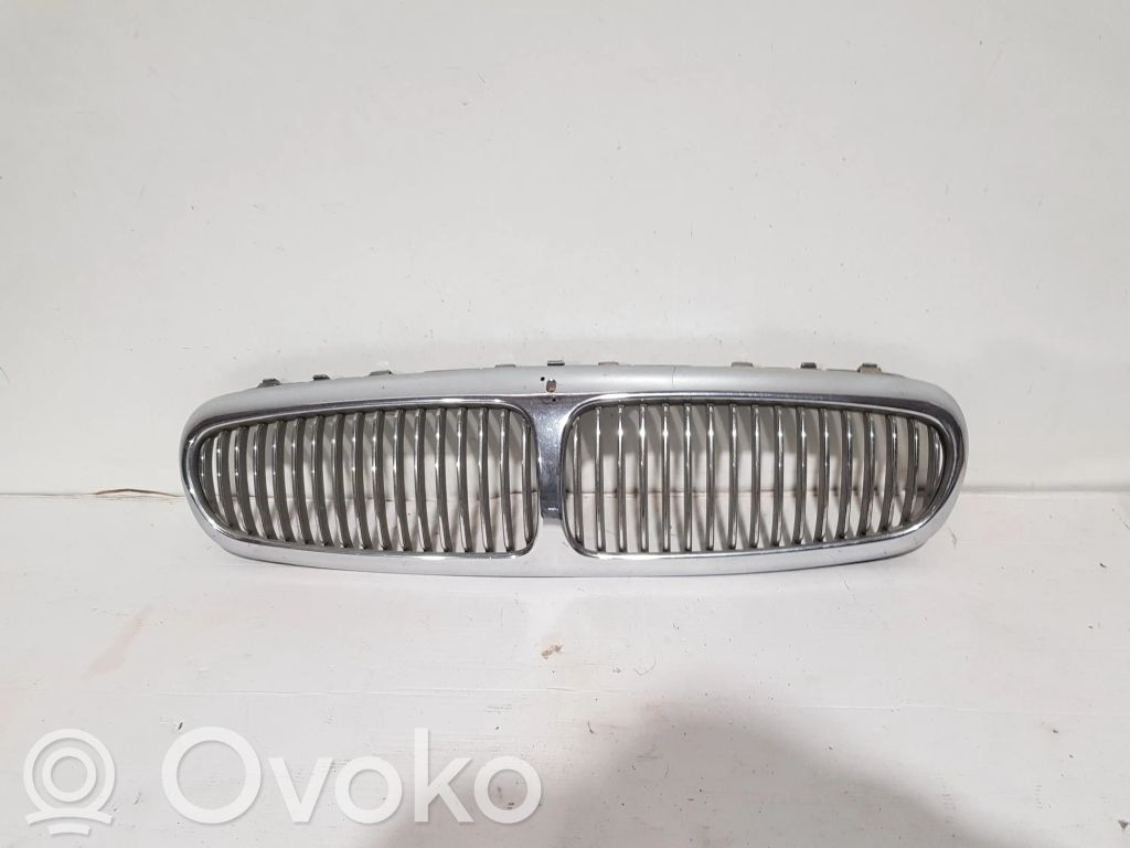 Jaguar X-Type Etupuskurin ylempi jäähdytinsäleikkö 