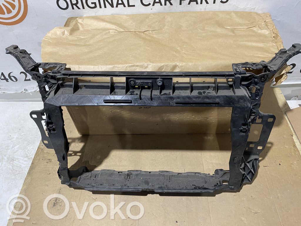 Audi Q3 F3 Pas przedni 