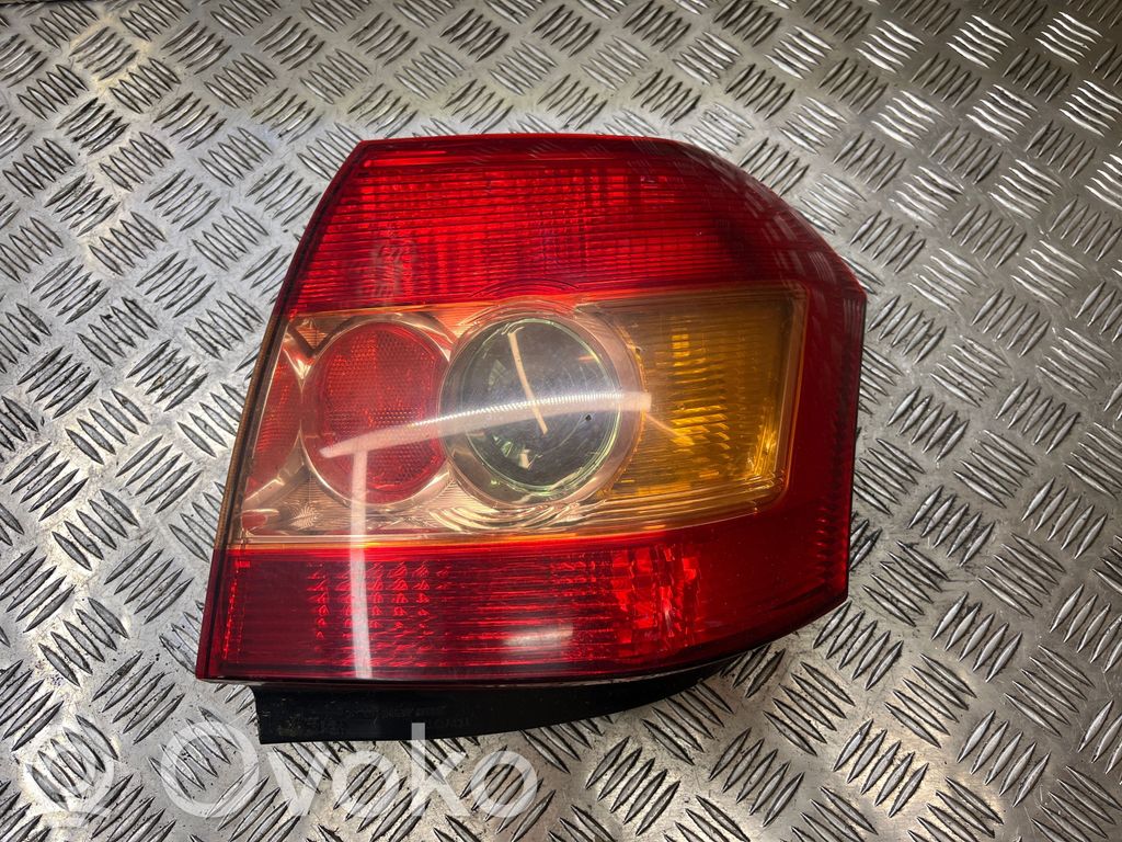 Toyota Corolla E120 E130 Aizmugurējais lukturis virsbūvē 