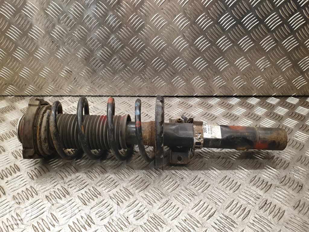 Volkswagen Polo IV 9N3 Amortyzator osi przedniej ze sprężyną 