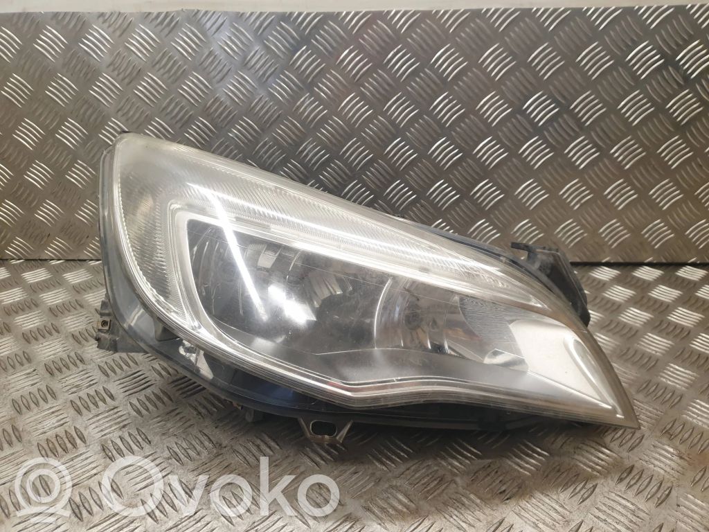 Opel Astra J Lampa przednia 