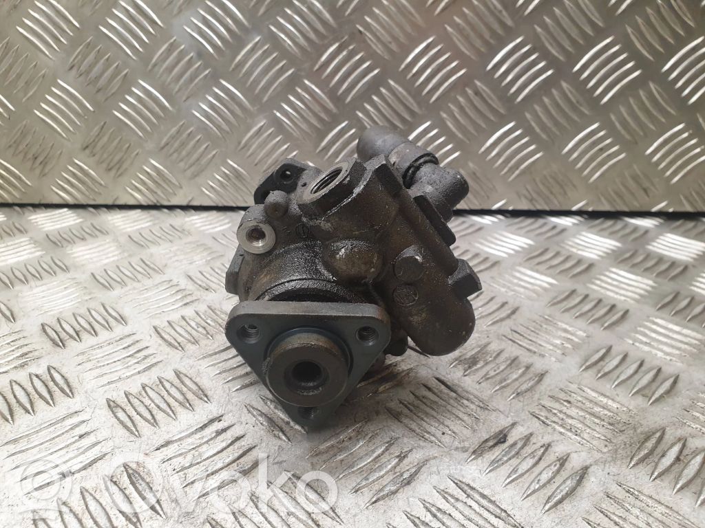Audi A4 S4 B6 8E 8H Ohjaustehostimen pumppu 