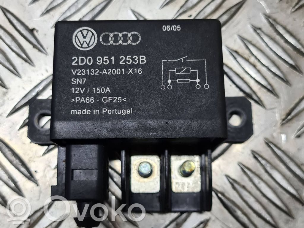 Volkswagen Touareg I Charging relay 