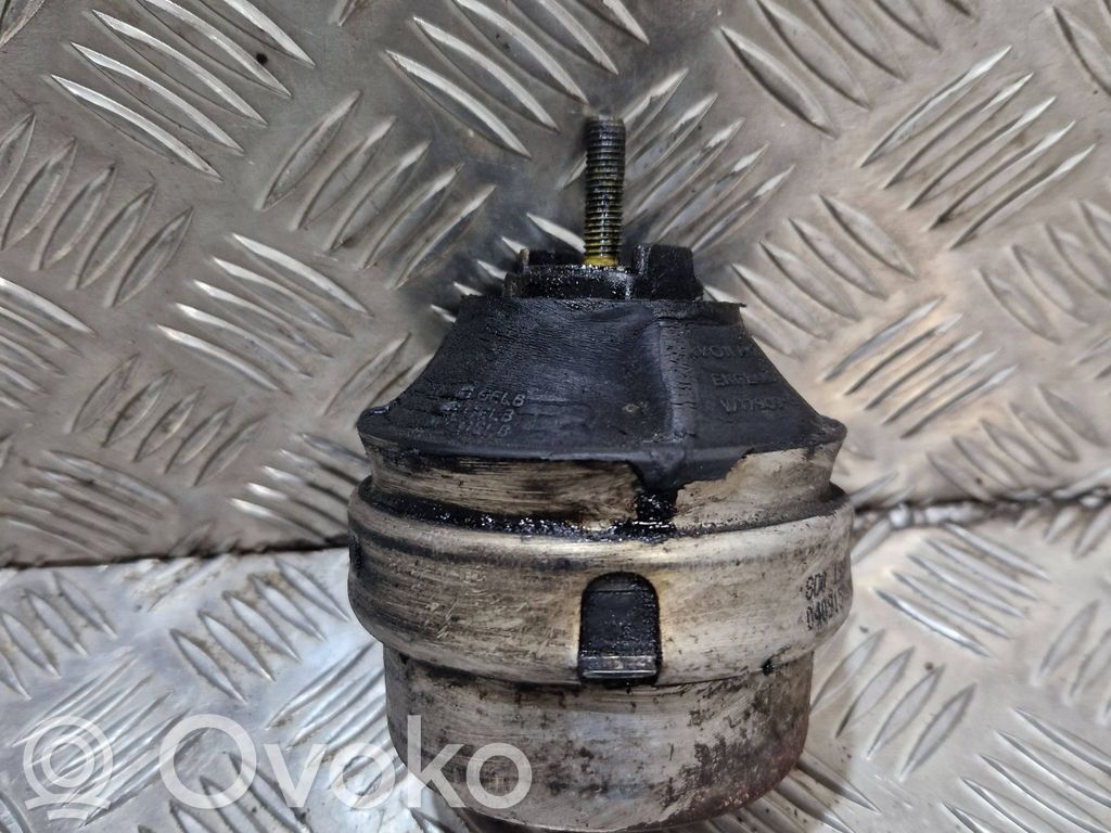 Volkswagen PASSAT B5 Engine mount bracket 