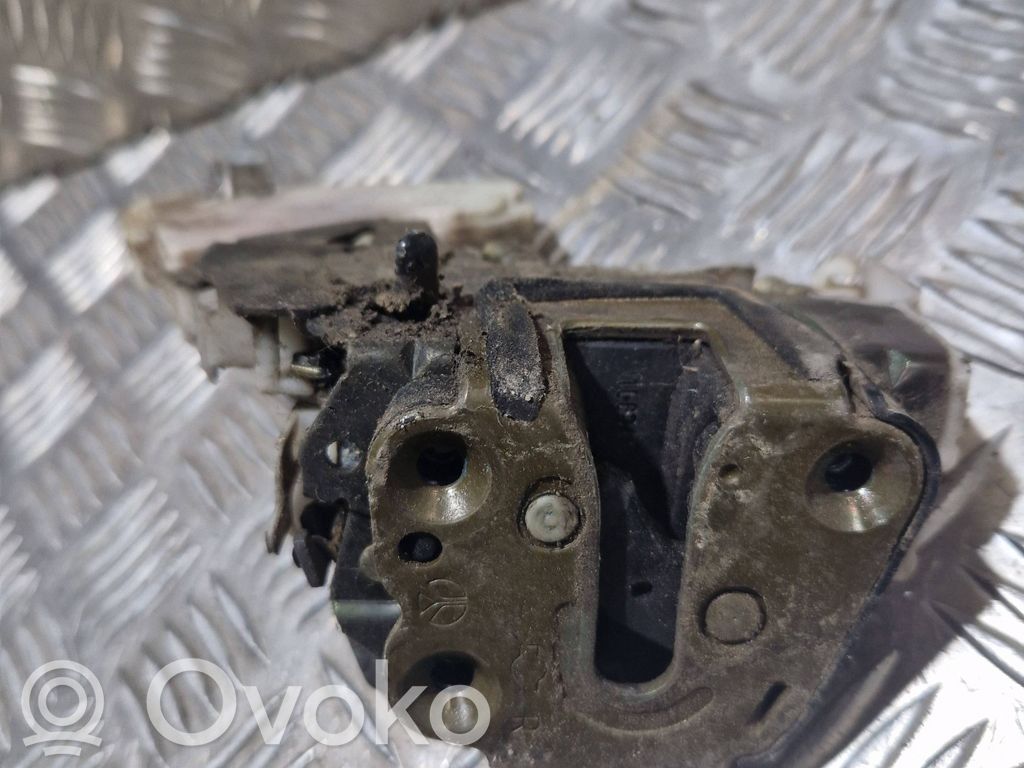 Nissan Terrano Zamek drzwi tylnych 