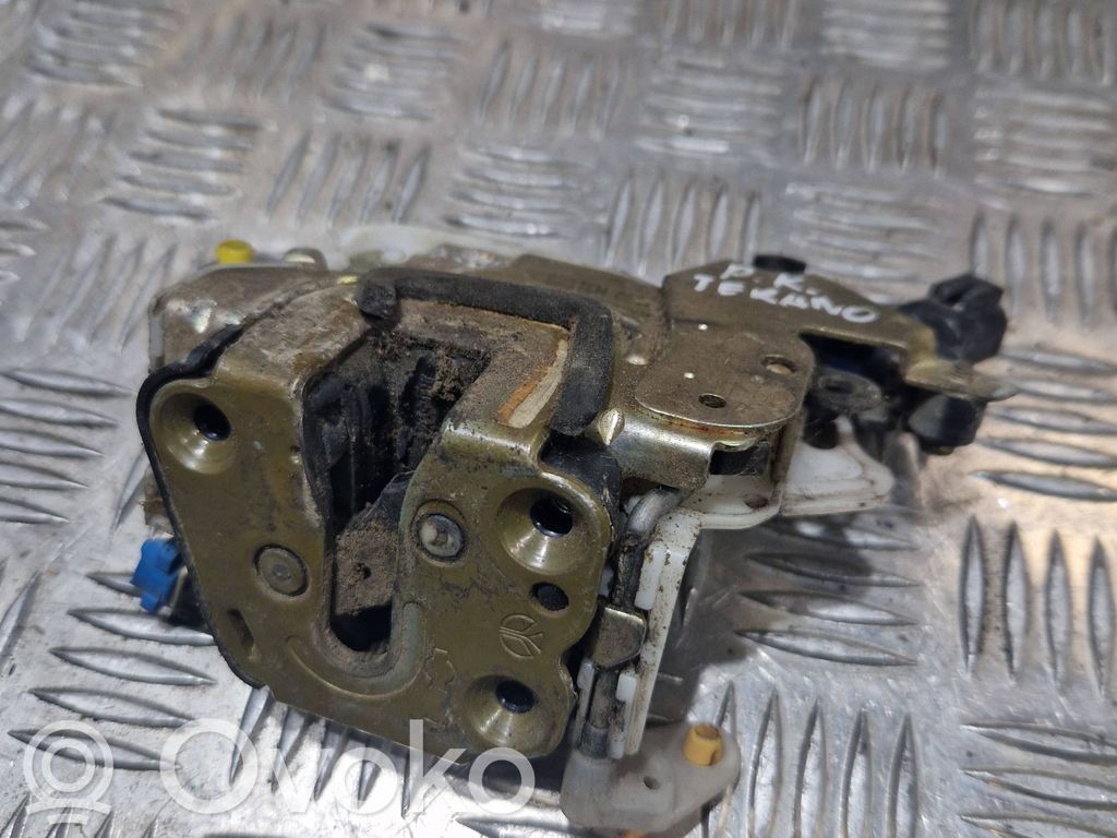 Nissan Terrano Priekšpusē slēdzene 