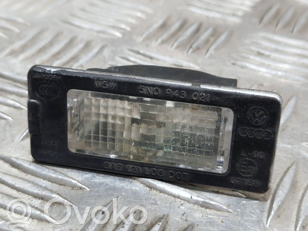 Volkswagen PASSAT B7 Lampa oświetlenia tylnej tablicy rejestracyjnej 