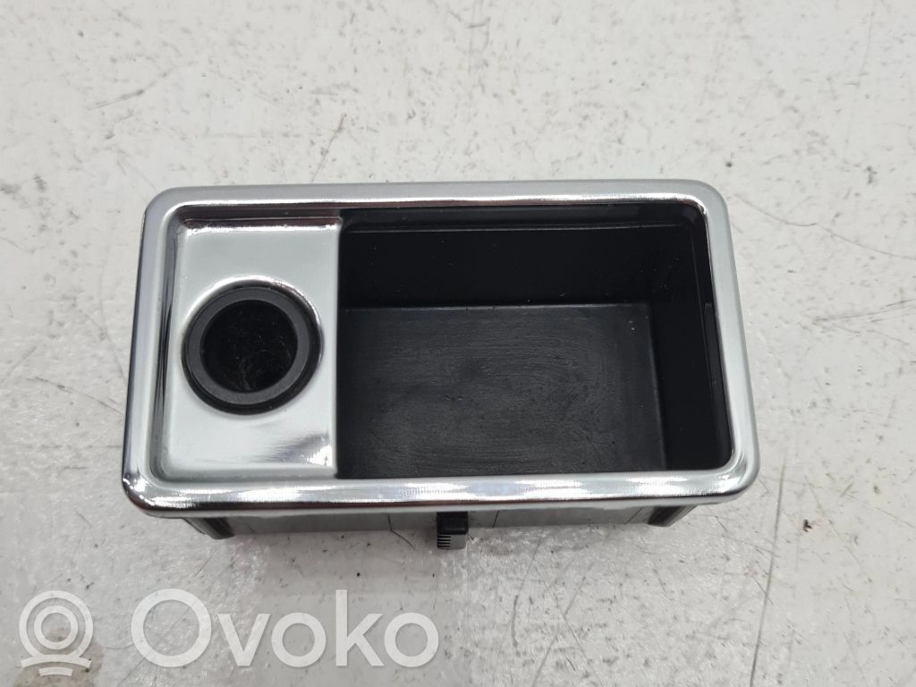 BMW 5 E39 Peleninė panelėje 